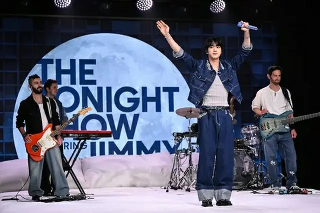 新曲を披露するＪＩＮ（ＮＢＣテレビ提供）＝（聯合ニュース）≪転載・転用禁止≫