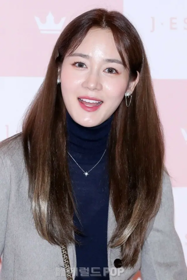 “K-POPの妖精”ソン・ユリ（Fin.K.L.）、夫アン・ソンヒョンが服役中にホームショッピングで復帰→8か月ぶりにSNSも再開