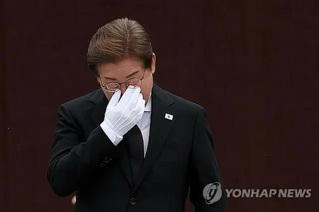 盧武鉉元大統領の墓地を訪れた李在明氏＝２３日、金海（聯合ニュース）