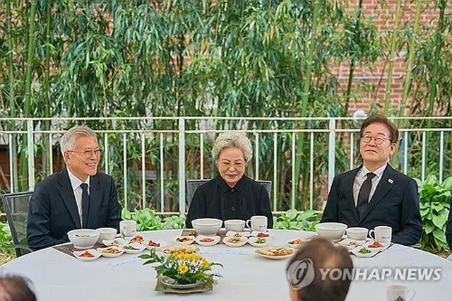 昼食会を行う李在明氏（右）と文在寅氏（左、共に民主党提供）＝（聯合ニュース）≪転載・転用禁止≫