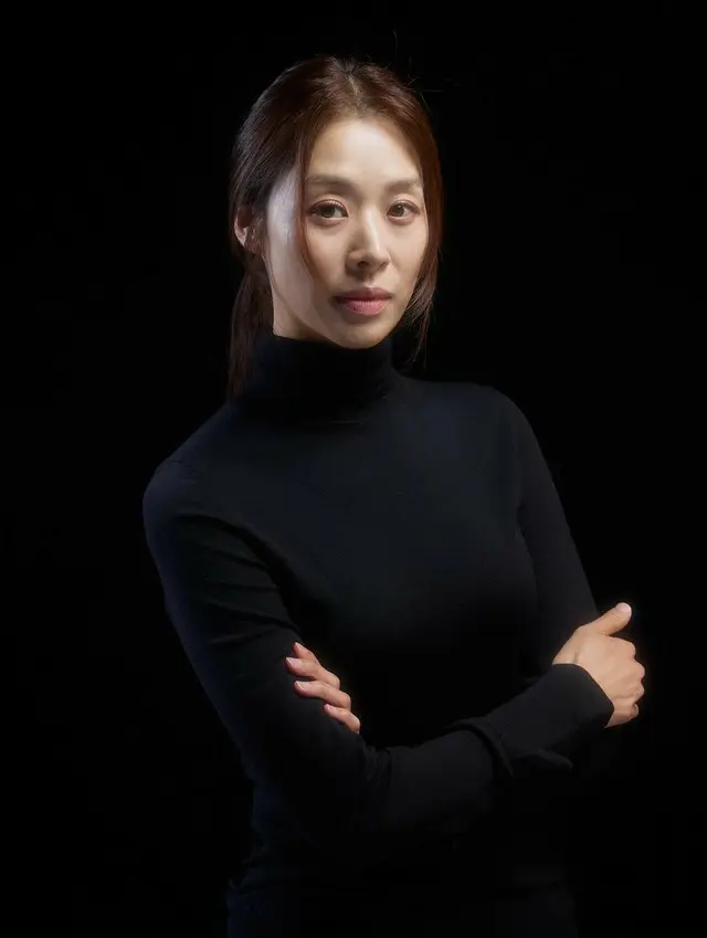 女優チャン・シニョン、黒と白で圧倒的なビジュアル…夫を許して美貌もUP！