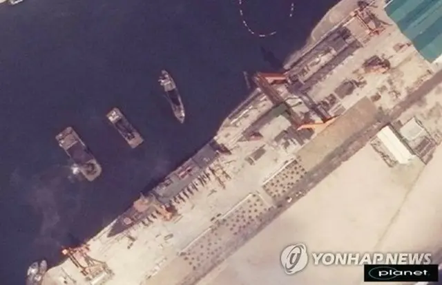 事故発生前の１５日、進水式を前に清津の造船所に停泊する駆逐艦の衛星写真（韓国統一部提供）＝（聯合ニュース）≪転載・転用禁止≫