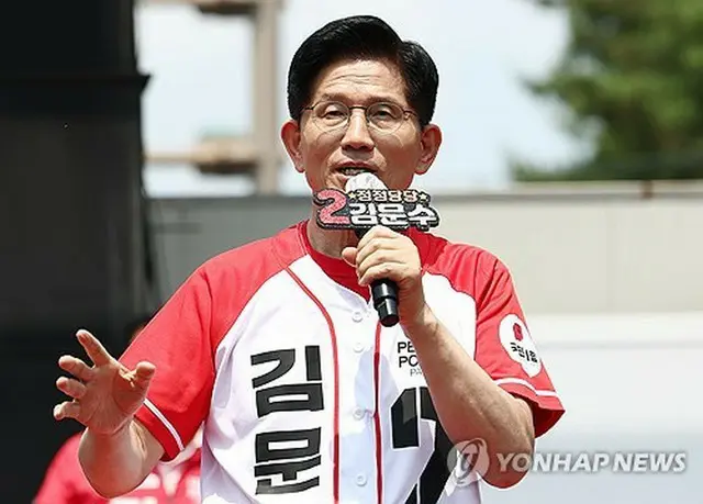忠清南道公州市で遊説を行う金文洙氏＝２５日、公州（聯合ニュース）