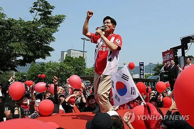 中部の忠清南道保寧市で遊説を行う金文洙氏＝２５日、保寧（聯合ニュース）