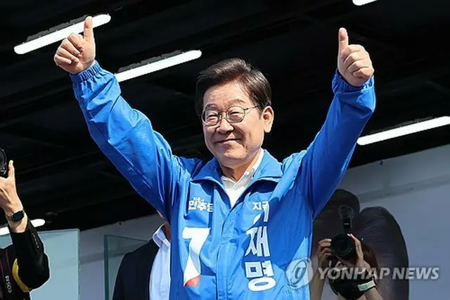 中部・忠清南道唐津市で遊説を行う李在明氏＝２５日、唐津（聯合ニュース）