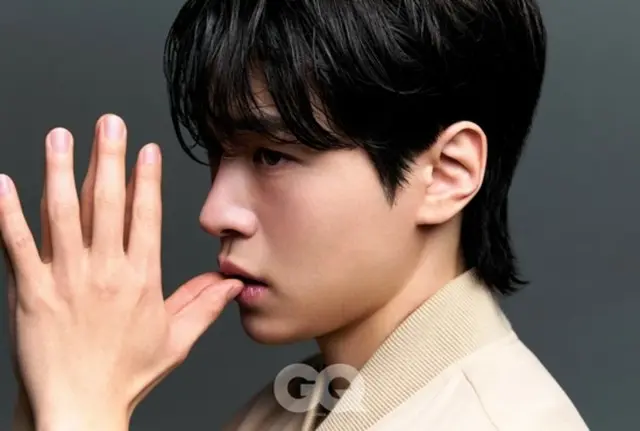 俳優カン・ユソクが画報（グラビア）を通じてカリスマと少年美を披露した。2