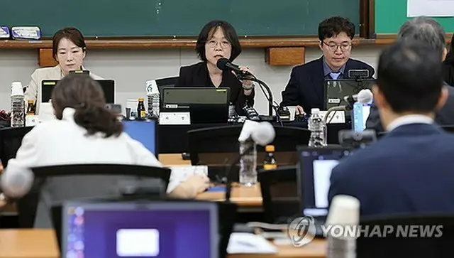 全国法官代表会議の金禮英（キム・イェヨン）議長（中央、共同取材）＝２６日、高陽（聯合ニュース）