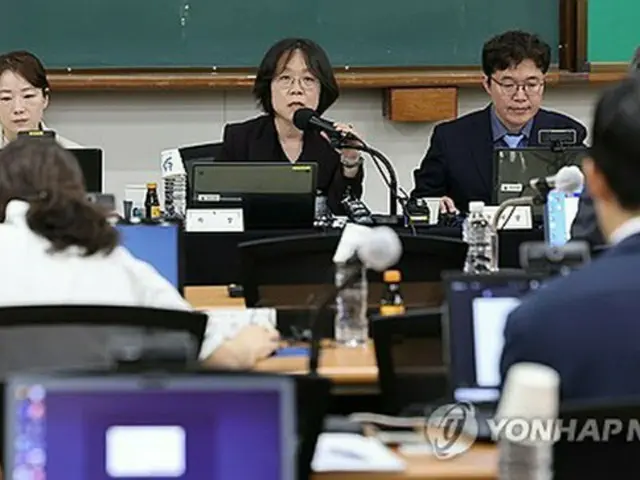 全国法官代表会議の金禮英（キム・イェヨン）議長（中央、共同取材）＝２６日、高陽（聯合ニュース）