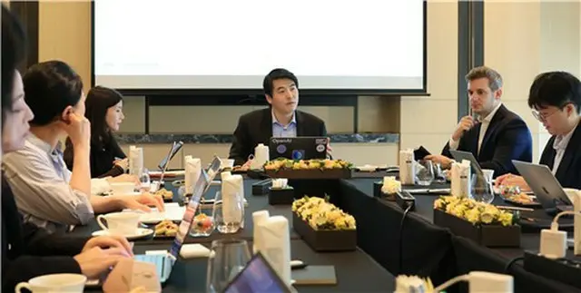 記者懇談会を開いたジェーソン・クォン氏（中央）＝２６日、ソウル（聯合ニュース）