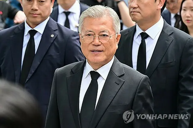 南東部・慶尚南道金海市の烽下村で２３日に開かれた盧武鉉（ノ・ムヒョン）元大統領の追悼式に出席した文在寅氏（共同取材）＝（聯合ニュース）