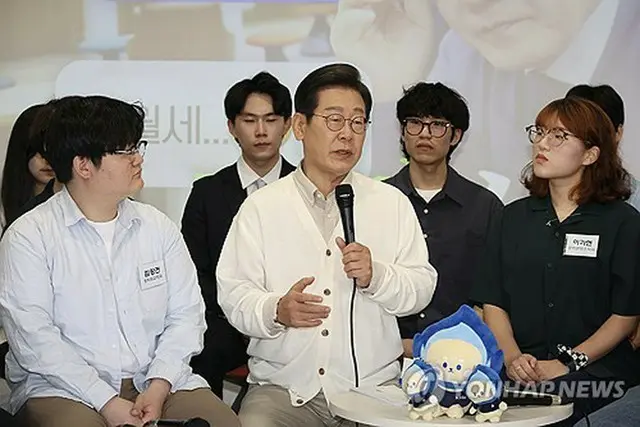 京畿道水原市にある亜洲大で大学生と語り合う李在明氏＝２６日、水原（聯合ニュース）