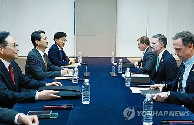 アジア太平洋経済協力会議（ＡＰＥＣ）貿易担当相会合が開かれた済州島で１６日に協議した安徳根（アン・ドクグン）産業通商資源部長官（左から２人目）と米通商代表部（ＵＳＴＲ）のグリア代表（右から２人目、産業通商資源部提供）＝（聯合ニュース）≪転載・転用禁止≫