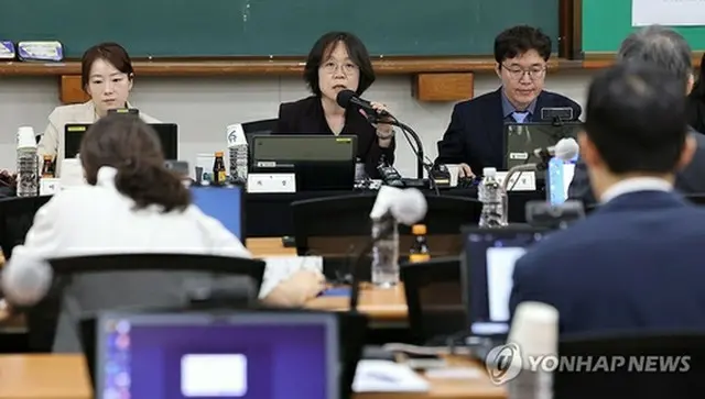 全国法官代表会議の金禮英（キム・イェヨン）議長（中央、共同取材）＝２６日、高陽（聯合ニュース）