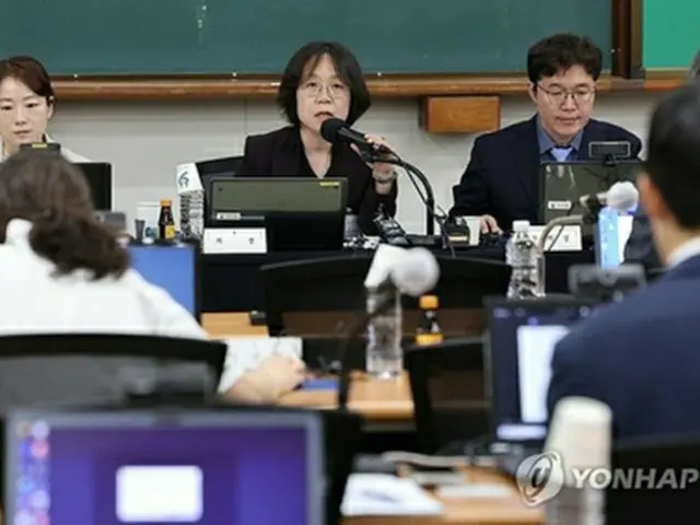 全国法官代表会議の金禮英（キム・イェヨン）議長（中央、共同取材）＝２６日、高陽（聯合ニュース）