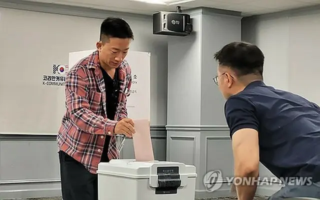 米国で在外投票を行う有権者（資料写真）＝（聯合ニュース）