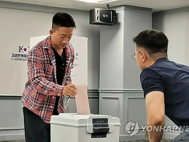 米国で在外投票を行う有権者（資料写真）＝（聯合ニュース）