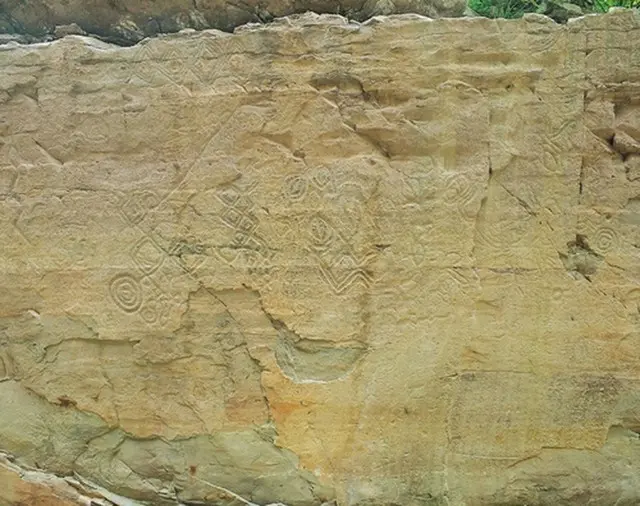 蔚山市川前里にある銘文と岩刻画（国家遺産庁提供）＝（聯合ニュース）≪転載・転用禁止≫