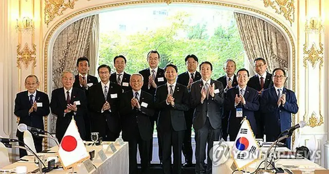 安徳根（アン・ドクグン）産業通商資源部長官（前列右から４人目）が参加して行われた韓日経済人会議の事前懇談会＝２６日、ソウル（聯合ニュース）