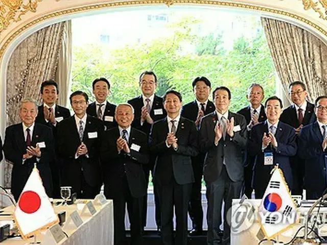 安徳根（アン・ドクグン）産業通商資源部長官（前列右から４人目）が参加して行われた韓日経済人会議の事前懇談会＝２６日、ソウル（聯合ニュース）