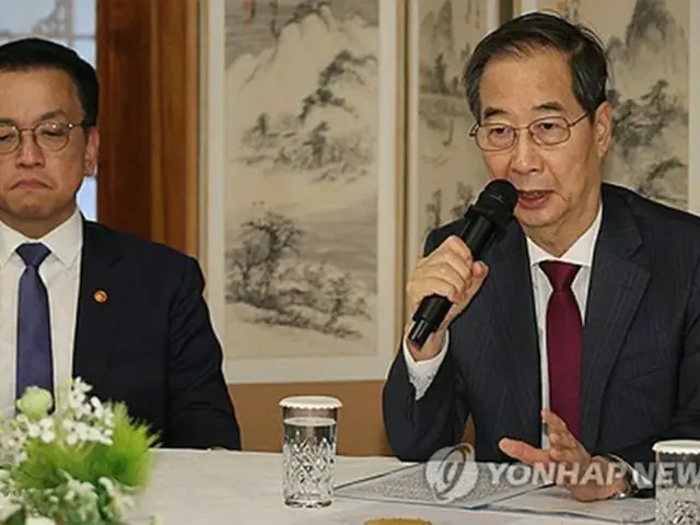 韓悳洙（ハン・ドクス）前首相（右）と崔相穆（チェ・サンモク）前経済副首相兼企画財政部長官＝（聯合ニュース）