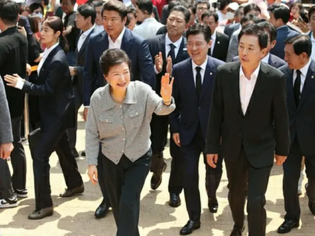 支持者らに手を振る朴槿恵氏＝２７日、亀尾（聯合ニュース）