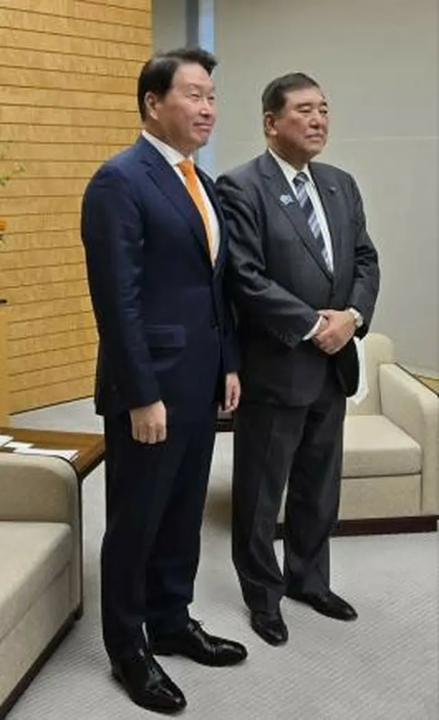 石破首相（右）と面会した崔泰源会長（大韓商工会議所提供）＝（聯合ニュース）≪転載・転用禁止≫
