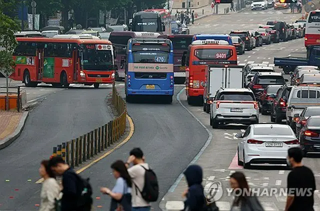 ストの留保によりソウル市内バスは通常運行している＝２８日、ソウル（聯合ニュース）