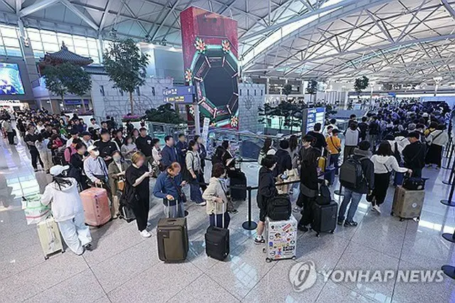 仁川国際空港に設けられた期日前投票所にできた長蛇の列＝２９日、仁川（聯合ニュース）