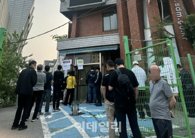 韓国大統領選挙、期日前投票の初日…投票所に早朝から行列