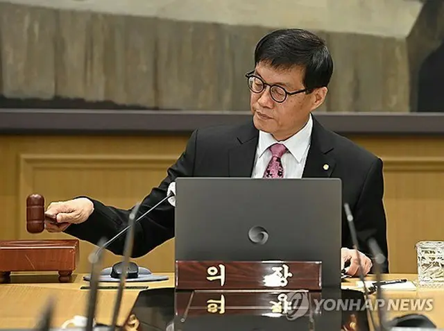 定例の金融通貨委員会を主宰する韓銀の李昌鏞（イ・チャンヨン）総裁（写真共同取材団）＝２９日、ソウル（聯合ニュース）