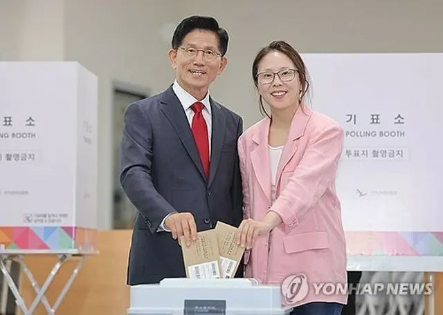 仁川市で娘と共に投票を行う金文洙氏＝２９日、仁川（聯合ニュース）