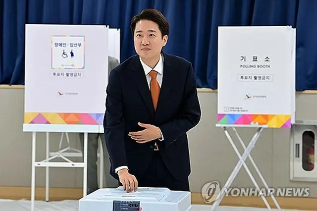 京畿道・東灘で投票する李俊錫氏＝２９日、東灘（聯合ニュース）