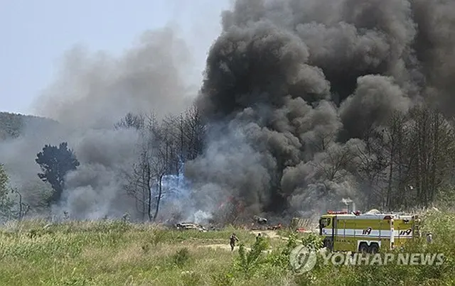 海軍の哨戒機が墜落した現場で煙が立ち上がっている（読者提供）＝（聯合ニュース）≪転載・転用禁止≫