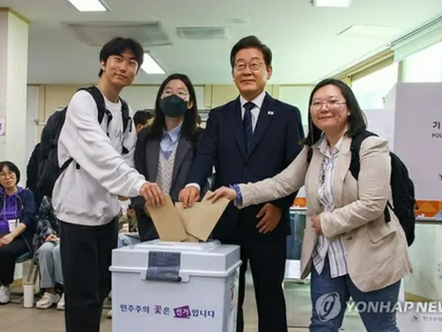 ソウル・新村で学生らと投票する李在明氏（右から２人目）＝２９日、ソウル（聯合ニュース）