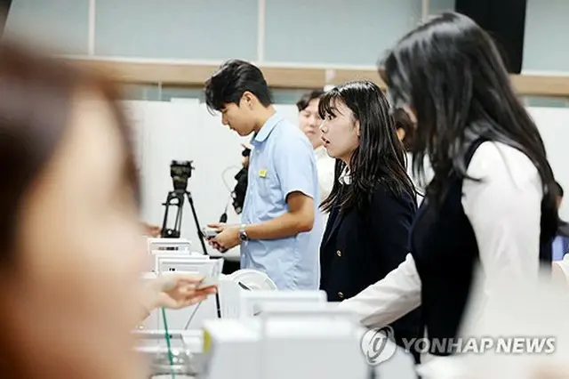 参政権を得て初めての大統領選の投票を期日前投票で行う高校３年生の有権者＝２９日、光州（聯合ニュース）