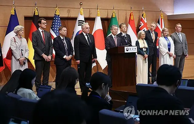 昨年１０月、韓米日の次官とＭＳＭＴ参加国の駐韓大使らがソウルの外交部庁舎で記者会見を行った（資料写真）＝（聯合ニュース）