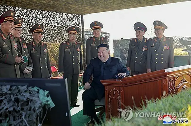 砲撃競技を参観する金正恩氏（中央）＝（朝鮮中央通信＝聯合ニュース）≪転載・転用禁止≫