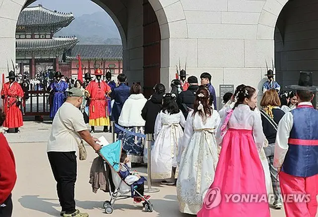 ソウル中心部にある朝鮮王朝時代の王宮、景福宮を訪れた外国人観光客＝（聯合ニュース）