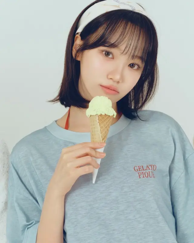 キム・チェウォンICEワンポイントビッグTシャツからブルーをチョイス。同コレクションのICEバンダナをアクセントにしたコーデでクール&キュートなコーディネート。
