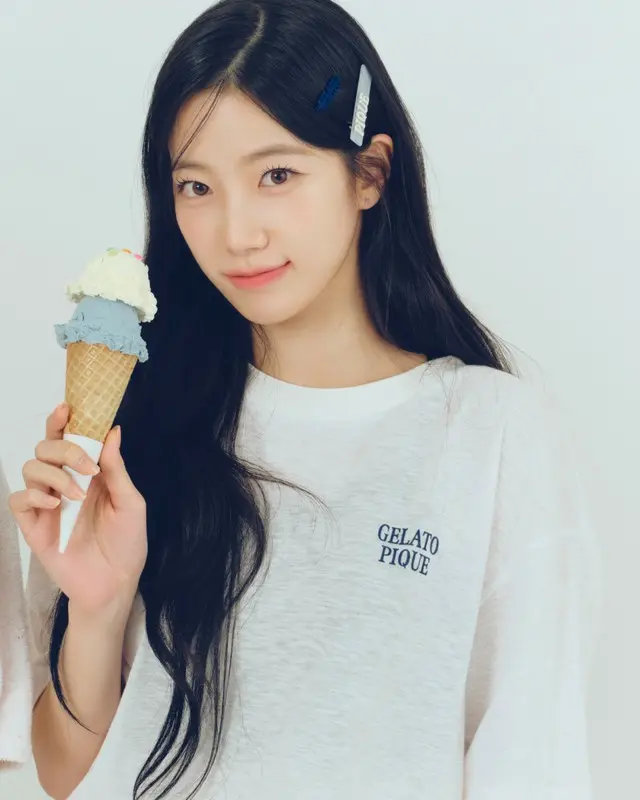 カズハビッグTシャツのオフホワイトが涼しげで夏らしいコーディネート。ブラックのソックスを合わせればクール&アクティブな印象、