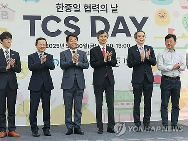 光化門広場で開かれたイベント「韓中日協力の日」＝３０日、ソウル（聯合ニュース）