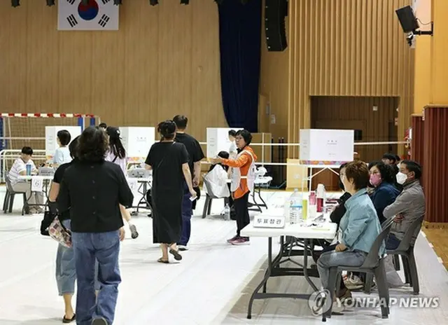 南東部の蔚山市蔚州郡の期日前投票所＝３０日、蔚山（聯合ニュース）
