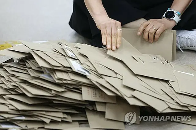 投票用紙の分類作業を行う選挙関係者＝３０日、ソウル（聯合ニュース）
