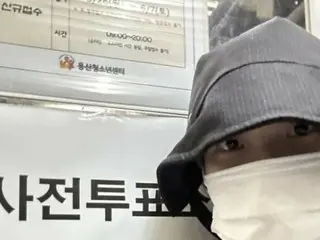 歌手IU（アイユー）、政治的論議を根本敵に遮断…無彩色の服を着て期日前投票完了