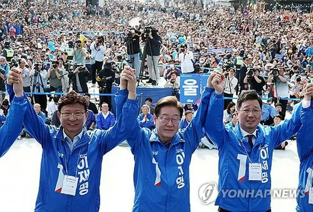 南東部・蔚山市を訪れた李在明氏（中央）＝１日、蔚山（聯合ニュース）