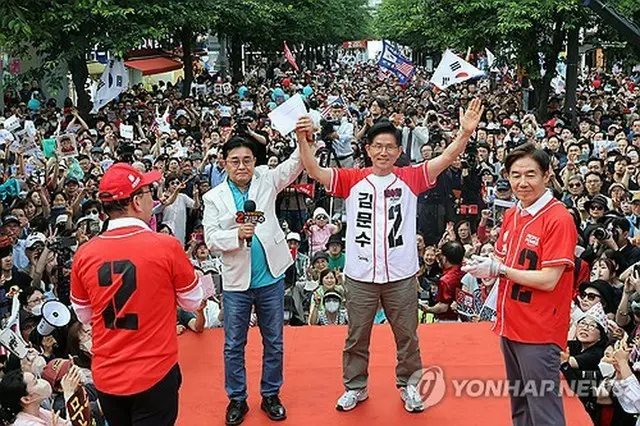 ソウル市の新村駅で遊説を行う金文洙氏＝１日、ソウル（聯合ニュース）