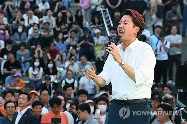 ソウル駅広場で演説を行う李俊錫氏＝１日、ソウル（聯合ニュース）