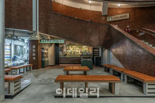 布市場にスターバックス開業、独自の雰囲気と共に楽しむレトロカフェ＝韓国
