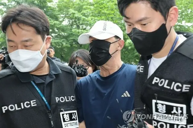 ソウル南部地裁での令状審査に出席した容疑者の男＝２日、ソウル（聯合ニュース）