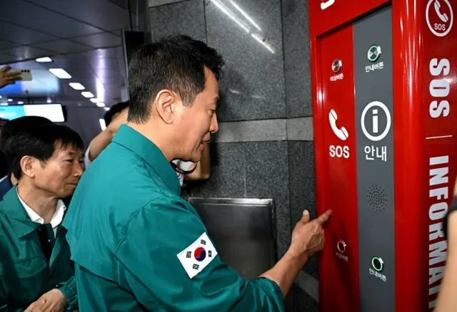 駅舎内の点検を行っている呉世勲ソウル市長